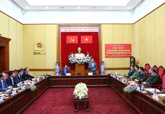 Menteri To Lam Lakukan Pertemuan dengan para Kepala Perwakilan Vietnam di Luar Negeri - ảnh 1