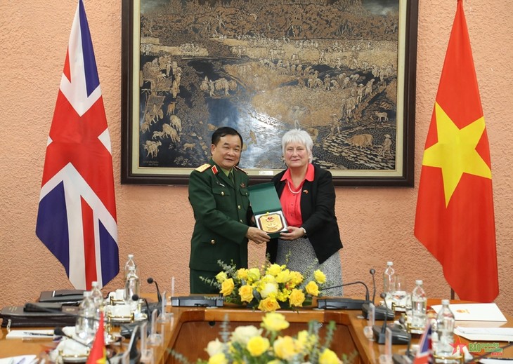 Vietnam-Inggris Berkomitmen Menggencarkan Kerja Sama Pertahanan - ảnh 1
