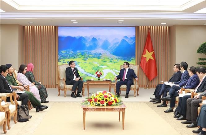 PM Vietnam, Pham Minh Chinh Menerima Dubes Malaysia dan Kamboja untuk  Vietnam - ảnh 1