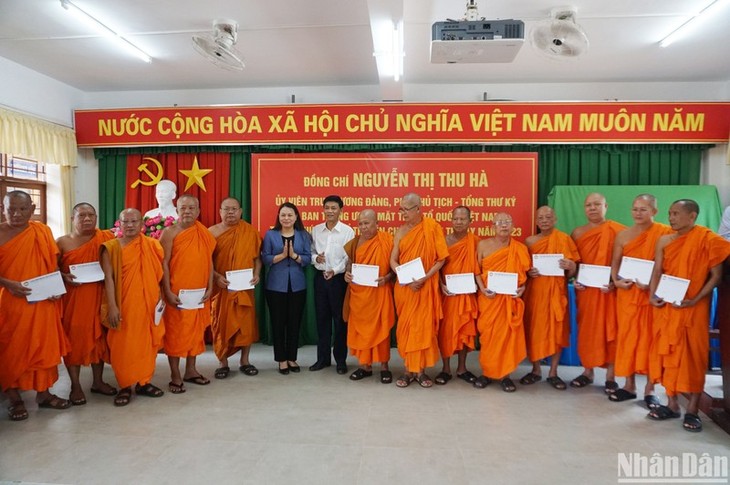 Pimpinan Pengurus Besar Front Tanah Air Vietnam Mengunjungi dan Mengucapkan Selamat Hari Raya Chol Chnam Thmay di Provinsi Soc Trang - ảnh 1
