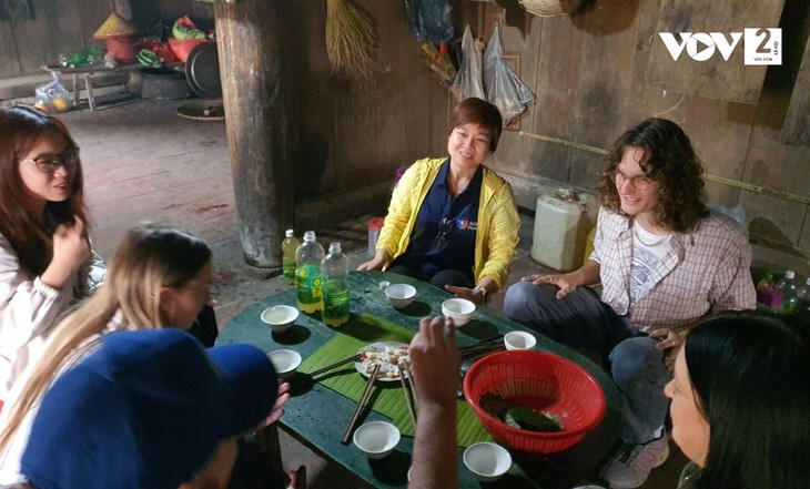 Saudari Dinh Thi Hao dan Perjalanan Membawa Dusun Miskin Menjadi Destinasi Wisata - ảnh 1
