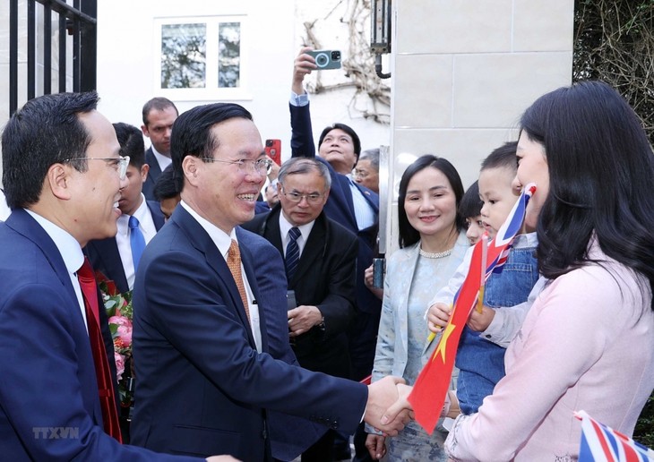 Presiden Vietnam, Vo Van Thuong Tiba di London, Memulai Kehadirannya pada Upacara Penobatan Raja Inggris Charles III - ảnh 1
