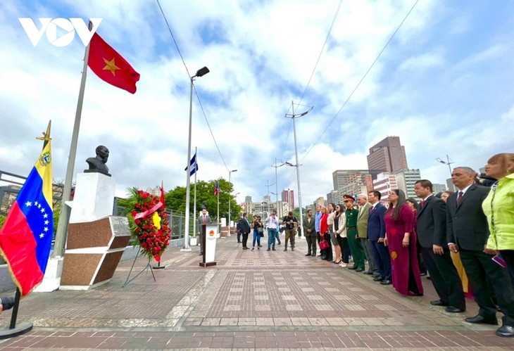 Citra Presiden Ho Chi Minh Diukirkan secara Mendalam dalam Hati Sahabat Internasional   - ảnh 2