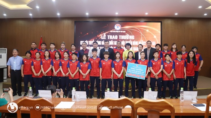 Menyampaikan Hadiah kepada Tim Sepak Bola Putri Vietnam dan Tim U.22 Vietnam - ảnh 1