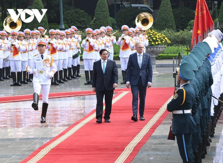 PM Pham Minh Chinh Memimpin Upacara Penyambutan PM Australia - ảnh 1
