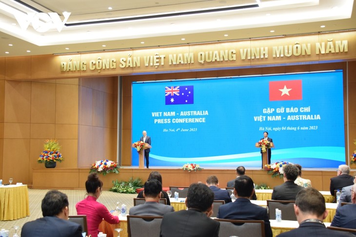 PM Pham Minh Chinh Menerima dan Melakukan Pembicaraan dengan PM Australia, Anthony Albanese - ảnh 2