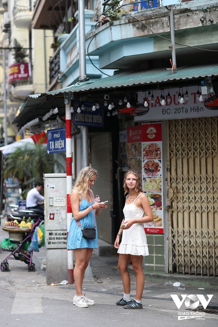 Wisman dengan Nyaman Mengunjungi Jalan Kuno di Kota Ha Noi - ảnh 3