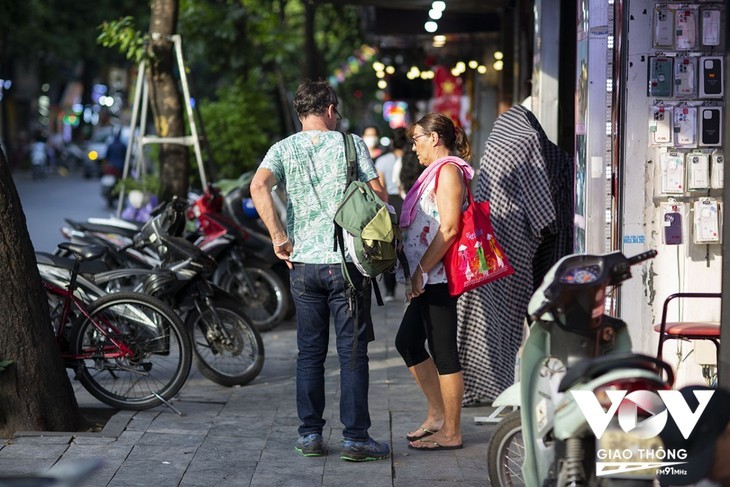 Wisman dengan Nyaman Mengunjungi Jalan Kuno di Kota Ha Noi - ảnh 14