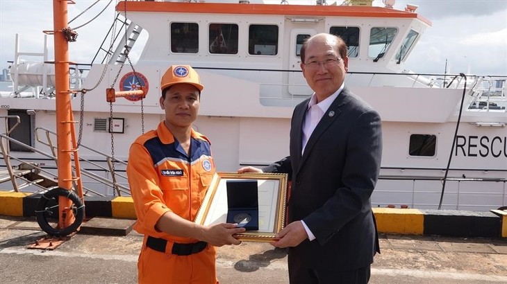 Wakil Kapten Tran Van Khoi: Menyelamatkan Manusia Tanpa Memedulikan Badai dan Bahaya - ảnh 1