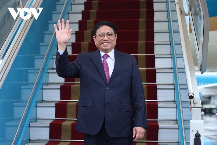 PM Vietnam, Pham Minh Chính Berangkat Melakukan Kunjungan Resmi ke Tiongkok, Menghadiri Konferensi Tahunan Forum WEF - ảnh 1