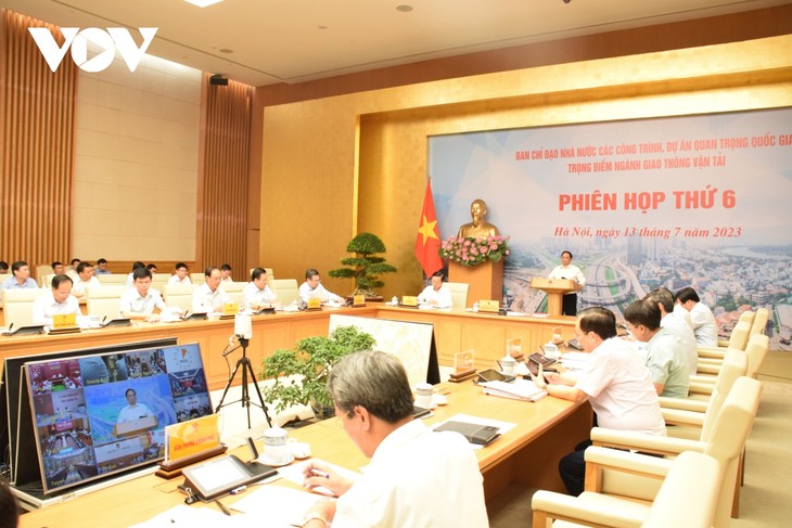 PM Vietnam, Pham Minh Chinh Memimpin Sidang tentang Beberapa Proyek Titik Berat Nasional Instansi Perhubungan dan Transportasi - ảnh 1