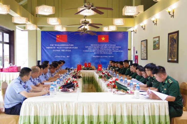 Duabelas Pos Penjaga Perbatasan Provinsi Cao Bang, dan Ha Giang Mengadakan Sidang Briefing dengan Cabang Pengelola Perbatasan Baise, Tiongkok - ảnh 1