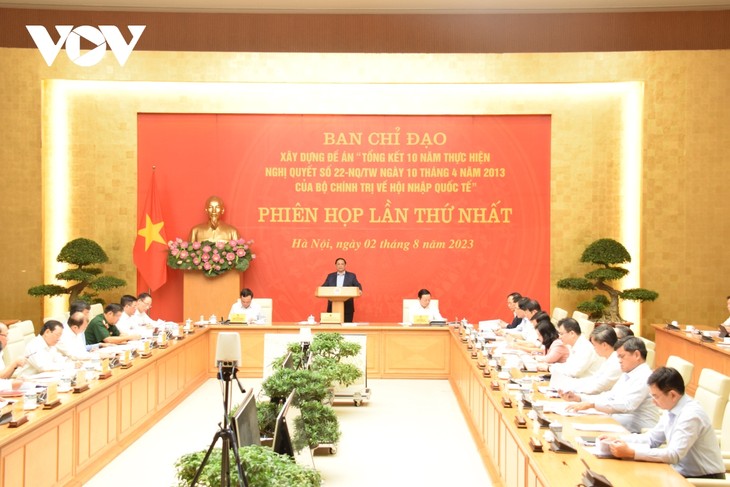 PM Vietnam, Pham Minh Chinh Memimpin Sidang Badan Pengarah Evaluasi Resolusi Polit Biro KS PKV Mengenai Integrasi Internasional - ảnh 1