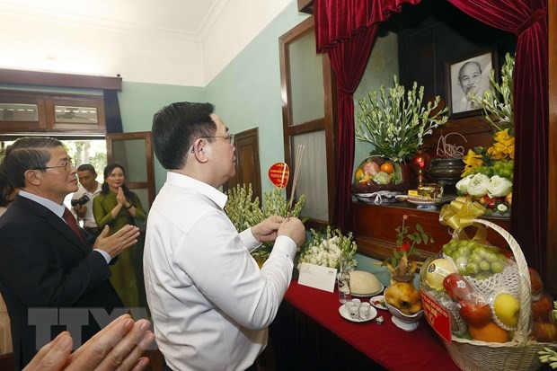 Ketua MN Vuong Dinh Hue Membakar Hio untuk Mengenang Presiden Ho Chi Minh - ảnh 1
