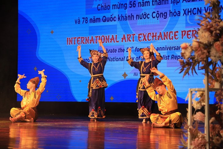 Silaturahmi Kesenian Muliakan Corak Budaya Semua Negara Anggota ASEAN - ảnh 10