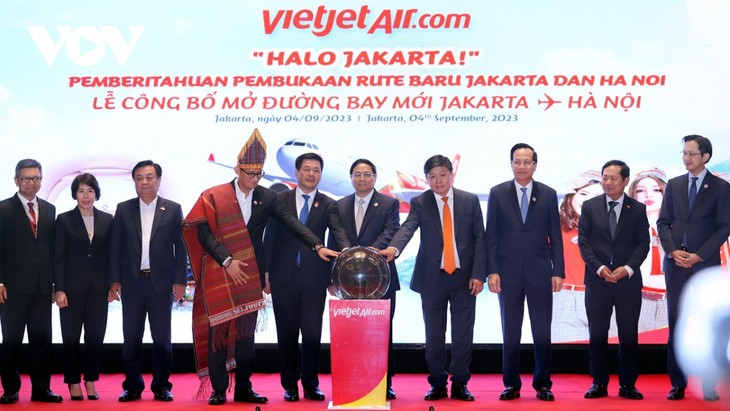 PM Vietnam, Pham Minh Chinh Hadiri Upacara Pengumuman Misi Penerbangan Langsung Hanoi - Jakarta yang Pertama dari Vietjet - ảnh 1