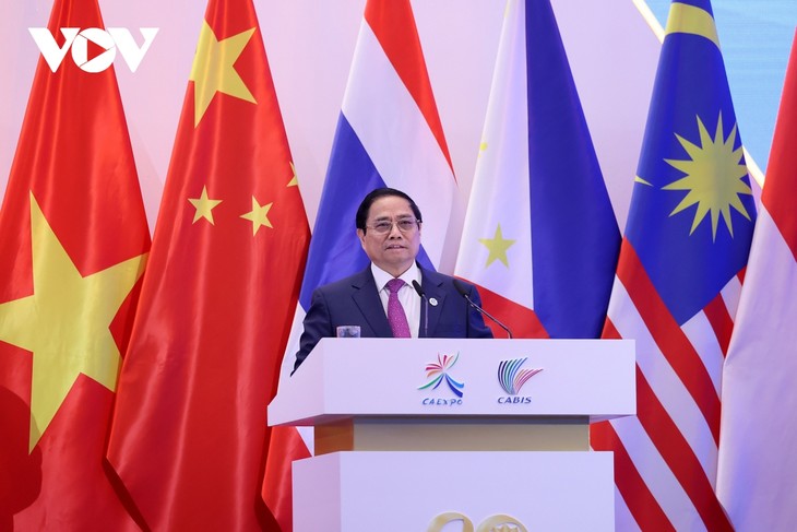 Vietnam Ingin Terus Bersama-Sama dengan Tiongkok dan Semua Negara ASEAN Dorong Kerja Sama dan Perkembangan yang Sejahtera dan Berjangka Panjang di Kawasan - ảnh 1