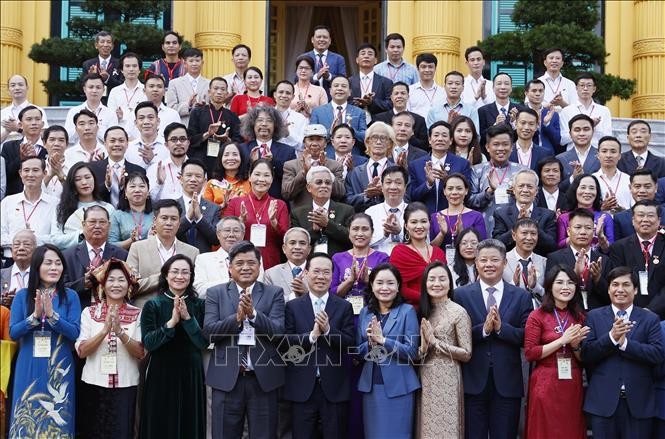 Presiden Vietnam, Vo Van Thuong Terima Delegasi Seniman dan Perajin Terkemuka di Bidang Kerajinan Tangan Artistik  - ảnh 1