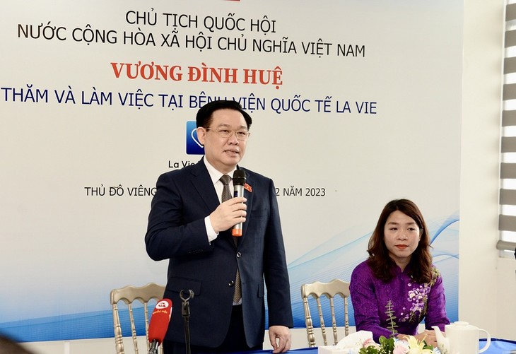 Ketua MN Vietnam, Vuong Dinh Hue Temui Wakil Badan-Badan Usaha dan Komunitas Orang Vietnam di Laos - ảnh 2