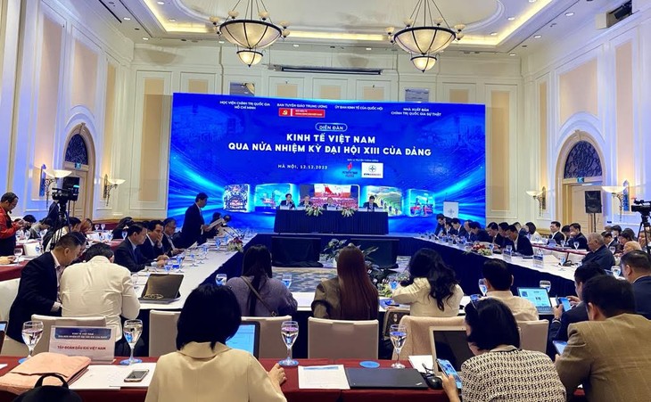 Forum Ekonomi Vietnam Setelah Separuh Masa Bakti Kongres Nasional XIII PKV - ảnh 1