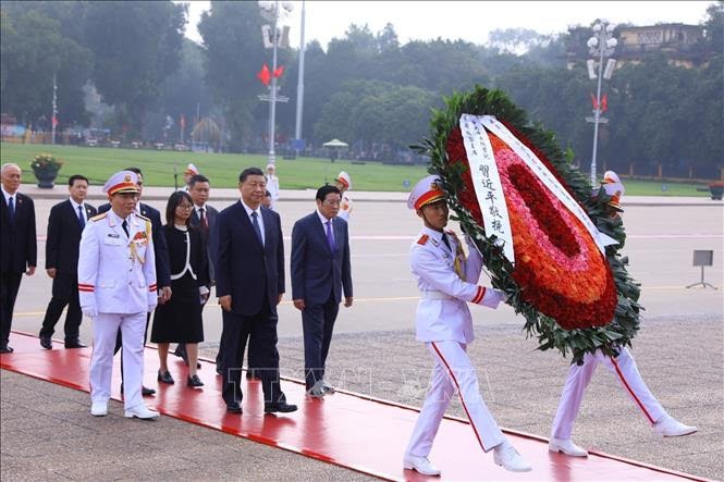 Sekjen, Presiden Tiongkok, Xi Jinping Meletakkan Karangan Bunga dan Berziarah kepada Mausoleum Presiden Ho Chi Minh - ảnh 1