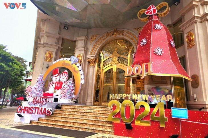 Suasana Hari Natal Dini Memenuhi Kota Hanoi - ảnh 1