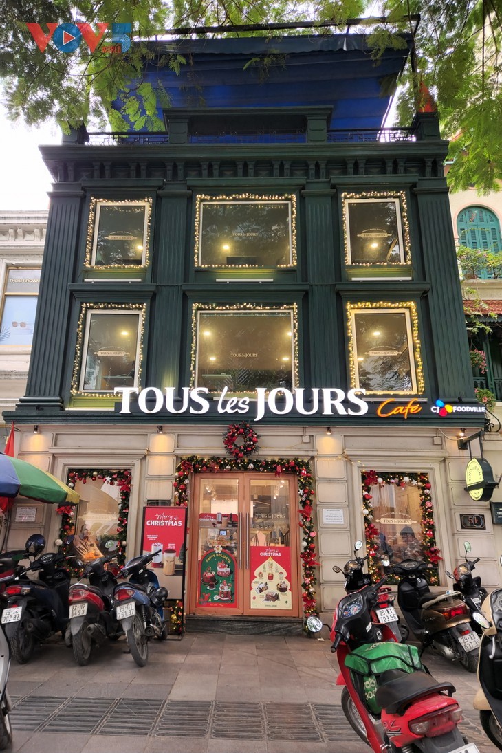 Suasana Hari Natal Dini Memenuhi Kota Hanoi - ảnh 4