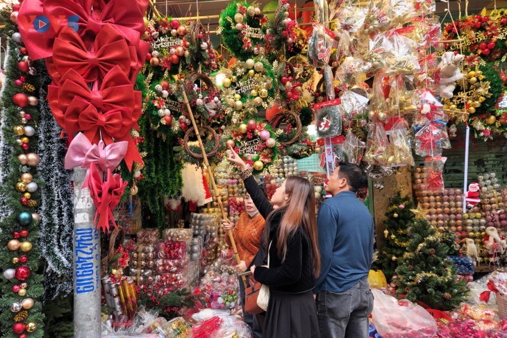 Suasana Hari Natal Dini Memenuhi Kota Hanoi - ảnh 8