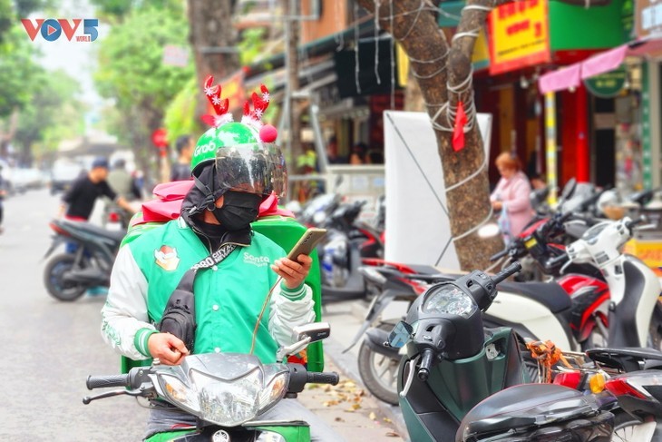 Suasana Hari Natal Dini Memenuhi Kota Hanoi - ảnh 14