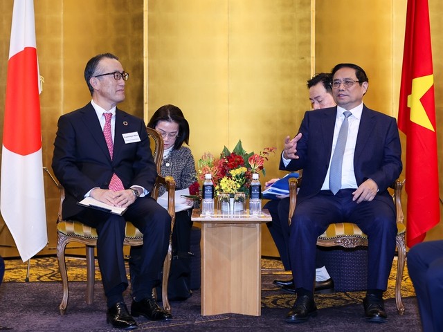 PM Vietnam, Pham Minh Chinh Hadiri Simposium dengan berbagai Grup Ekonomi Papan Atas di Jepang - ảnh 1