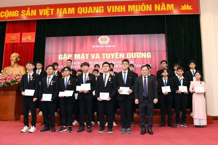 Vietnam Meraih Prestasi Terkemuka dalam Kontes-Kontes Opimpiade dan Sains-Teknologi Internasional Tahun 2023 - ảnh 1