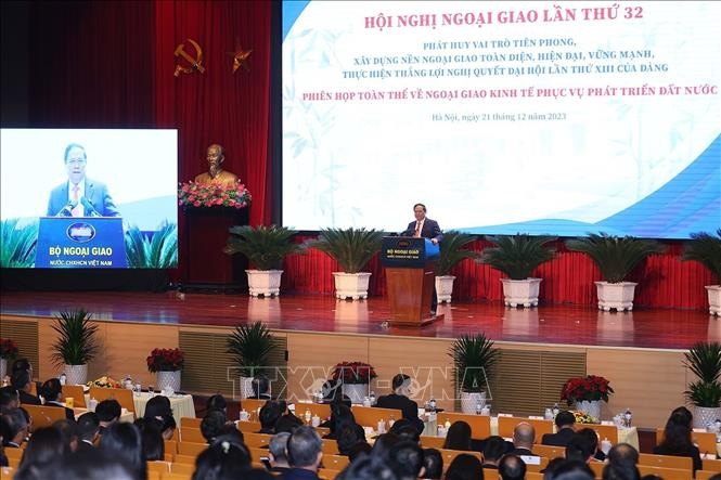 PM Vietnam, Pham Minh Chinh Hadiri Sidang Paripurna tentang Diplomasi Ekonomi di Konferensi Diplomatik ke-32 - ảnh 1