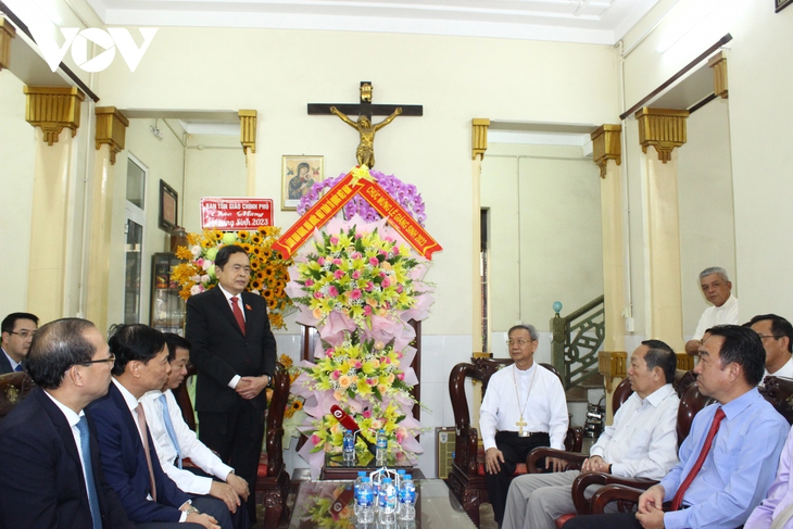 Wakil Harian Ketua MN Vietnam, Tran Thanh Man Kunjungi dan Ucapkan Selamat Hari Natal di Provinsi Vinh Long - ảnh 1