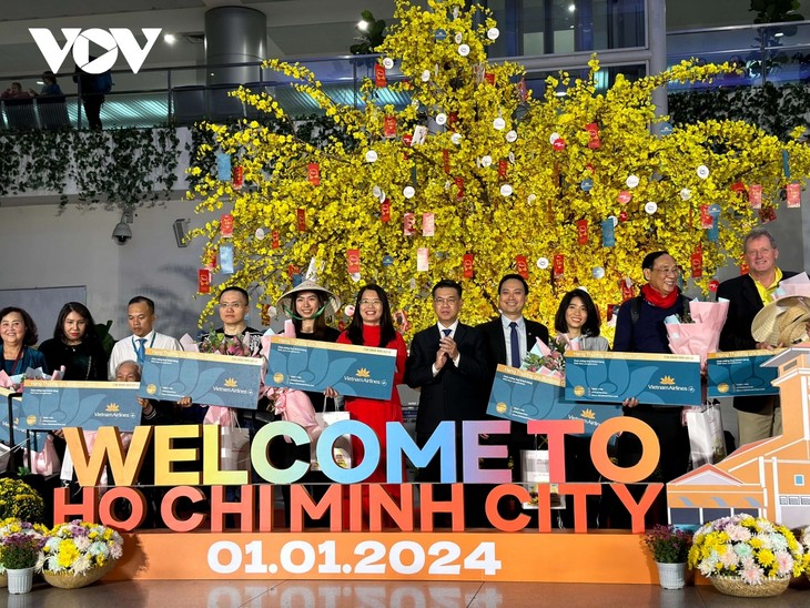 Vietnam Airlines Sambut Para Wisatawan Pertama Tahun 2024 - ảnh 1