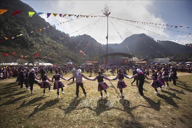 Festival Gau Tao yang Bergelora, Konservasikan Keindahan Budaya Warga Etnis Minoritas Mong - ảnh 1