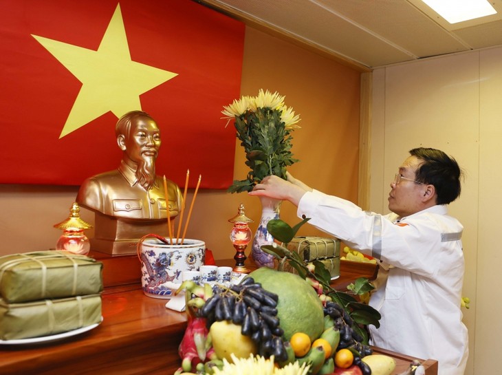 Presiden Vietnam, Vo Van Thuong Kunjungi dan Ucapkan Selamat Hari Raya Tet kepada Para Pekerja di Anjungan Laut      - ảnh 1