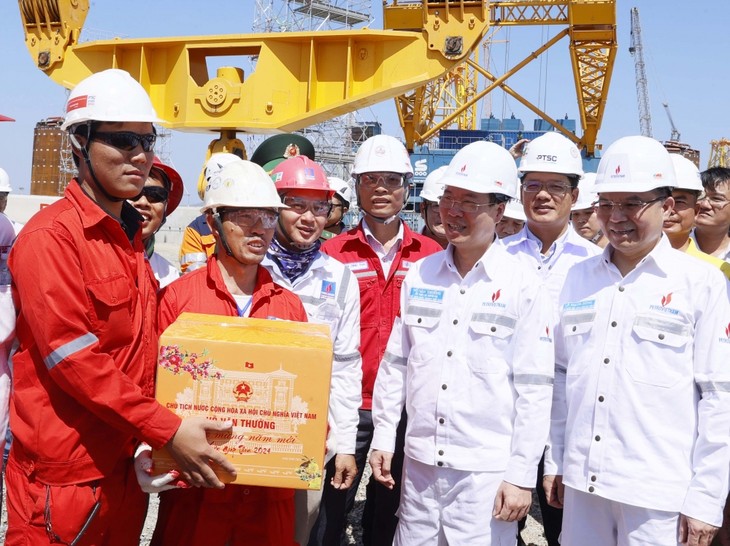 Presiden Vietnam, Vo Van Thuong Kunjungi dan Ucapkan Selamat Hari Raya Tet kepada Para Pekerja di Anjungan Laut      - ảnh 2