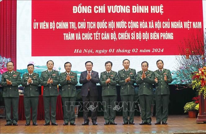 Ketua MN Vuong Dinh Hue Kunjungi dan Ucapakan Selamat Hari Raya Tet kepada Para Perwira dan Prajurit Tentara Penjaga Perbatasan - ảnh 1