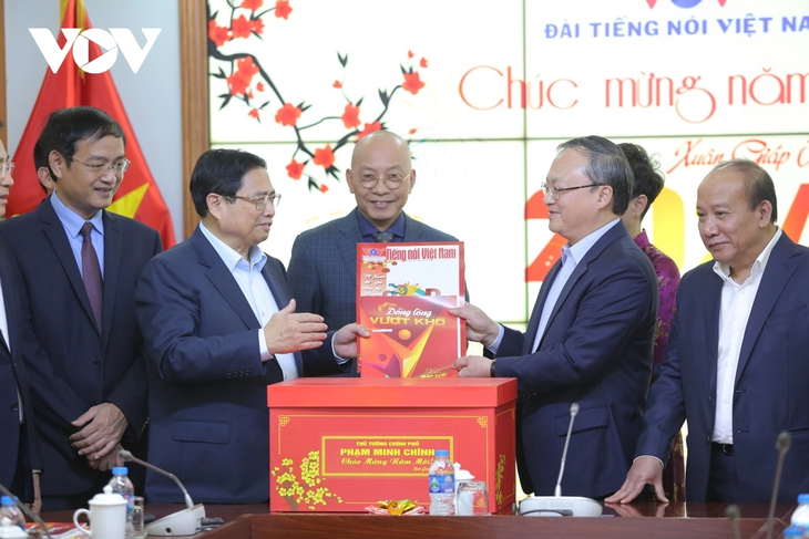 PM Vietnam, Pham Minh Chinh Kunjungi dan Ucapkan Selamat Hari Raya Tet kepada Para Staf, Wartawan, Editor VOV  - ảnh 1