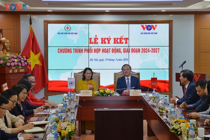 VOV dan Pengurus Besar Lembaga Palang Merah Vietnam Tandatangani Kesepakatan Komunikasi di Bidang Kemanusiaan            - ảnh 1
