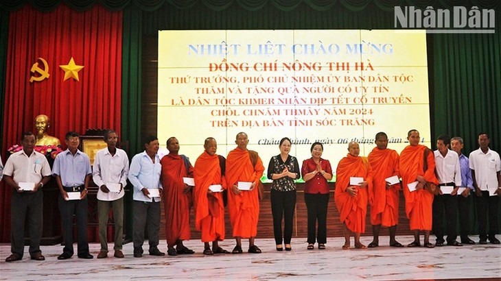 Deputi Menteri, Wakil Ketua Komisi Etnis MN Vietnam, Nong Thi Ha Kunjungi dan Ucapkan Selamat Hari Raya Chol Chnam Thmay di Provinsi Soc Trang - ảnh 1