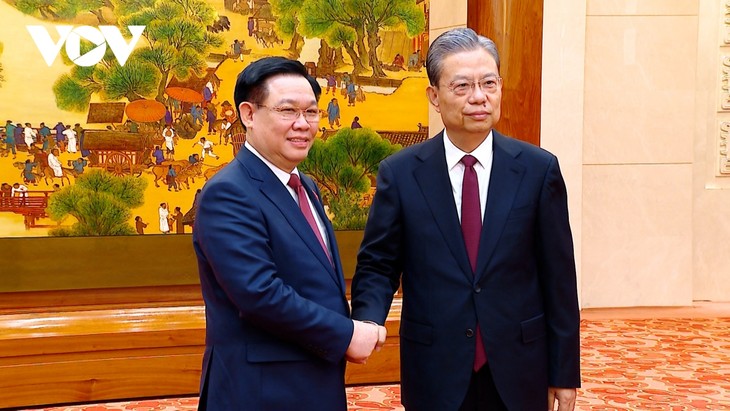 Ketua MN Vietnam, Vuong Dinh Hue Melakukan Pembicaraan dan Tandatangani Kesepakatan Kerja Sama dengan Ketua Kongres Rakyat Nasional Tiongkok, Zhao Leji - ảnh 1