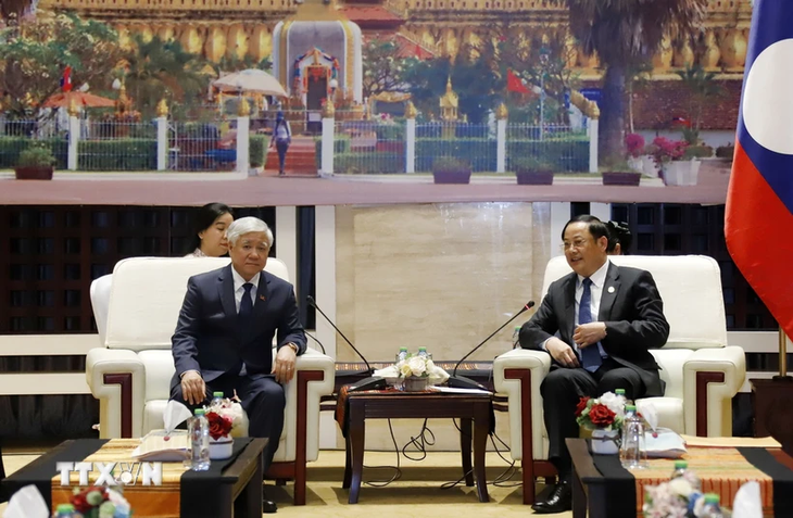 PM Laos, Sonexay Siphandone Apresiasi Kerja Sama Antara Dua Front Tanah Air Vietnam dan Laos - ảnh 1