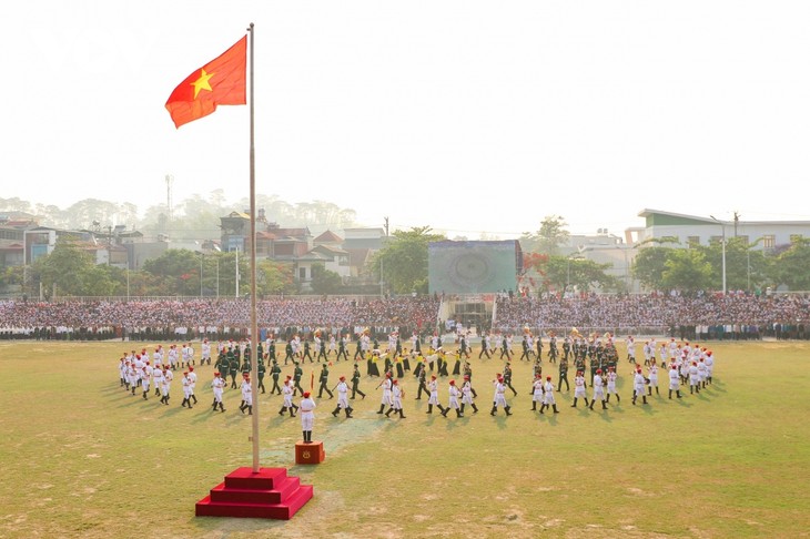Gabungan Parade Militer dan Defile Memperingati HUT ke-70 Kemenangan Dien Bien Phu - ảnh 1