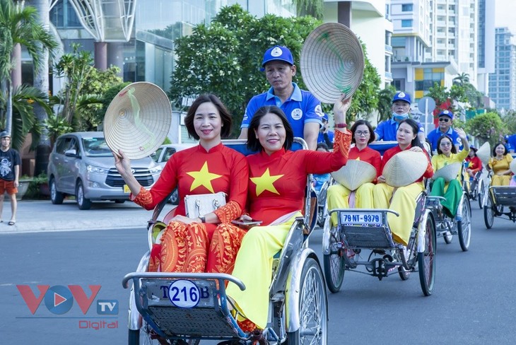 Sekitar 400.000 Warga dan Wisatawan Berpartisipasi pada Festival Pariwisata Bahari Nha Trang - ảnh 1