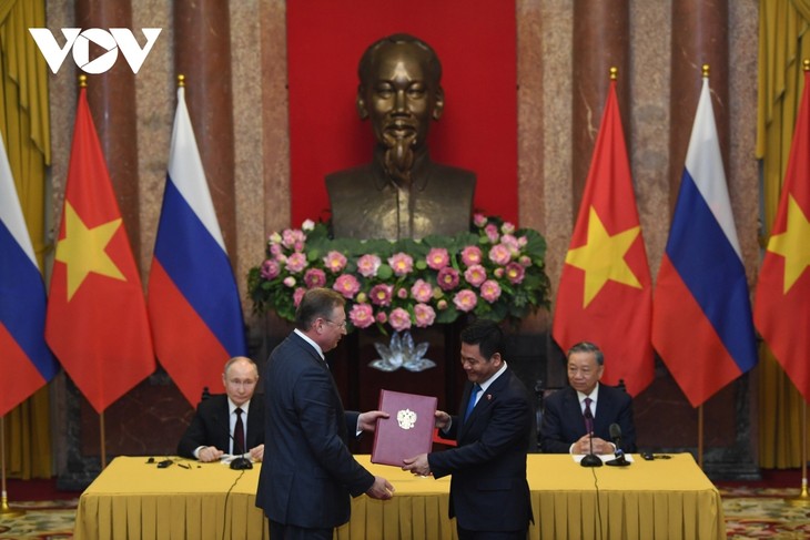 Vietnam dan Federasi Rusia Tandatangani Banyak Naskah Kerja Sama dalam Kunjungan Presiden Vladimir Putin - ảnh 1