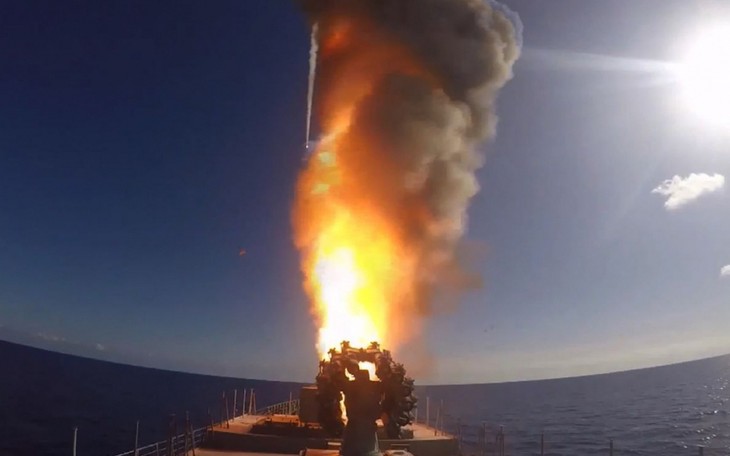 Syrie: tirs de missiles russes depuis la Méditerranée sur l'EI - ảnh 1