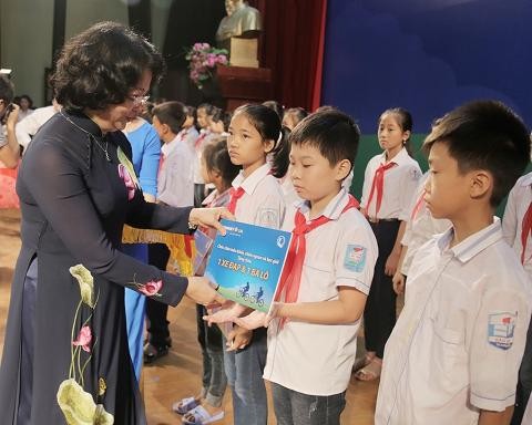 Dang Thi Ngoc Thinh offre des bourses à des élèves démunis de Hung Yen - ảnh 1