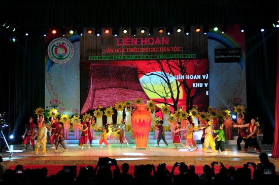 La grande fête des enfants des ethnies du Sud - ảnh 2