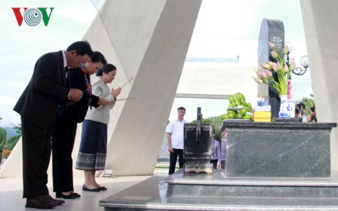 Nguyen Thi Kim Ngan et Pany Yothotou rendent hommage aux morts pour la patrie à Moc Chau - ảnh 1